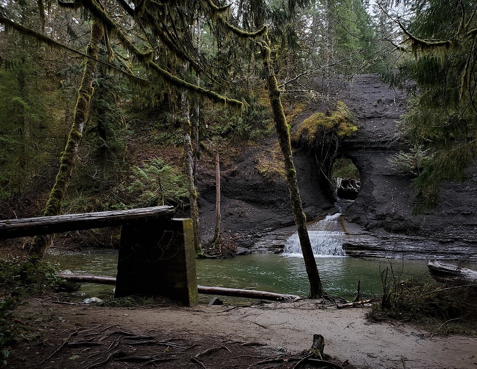 hole in the wall waterfall on vancouver island