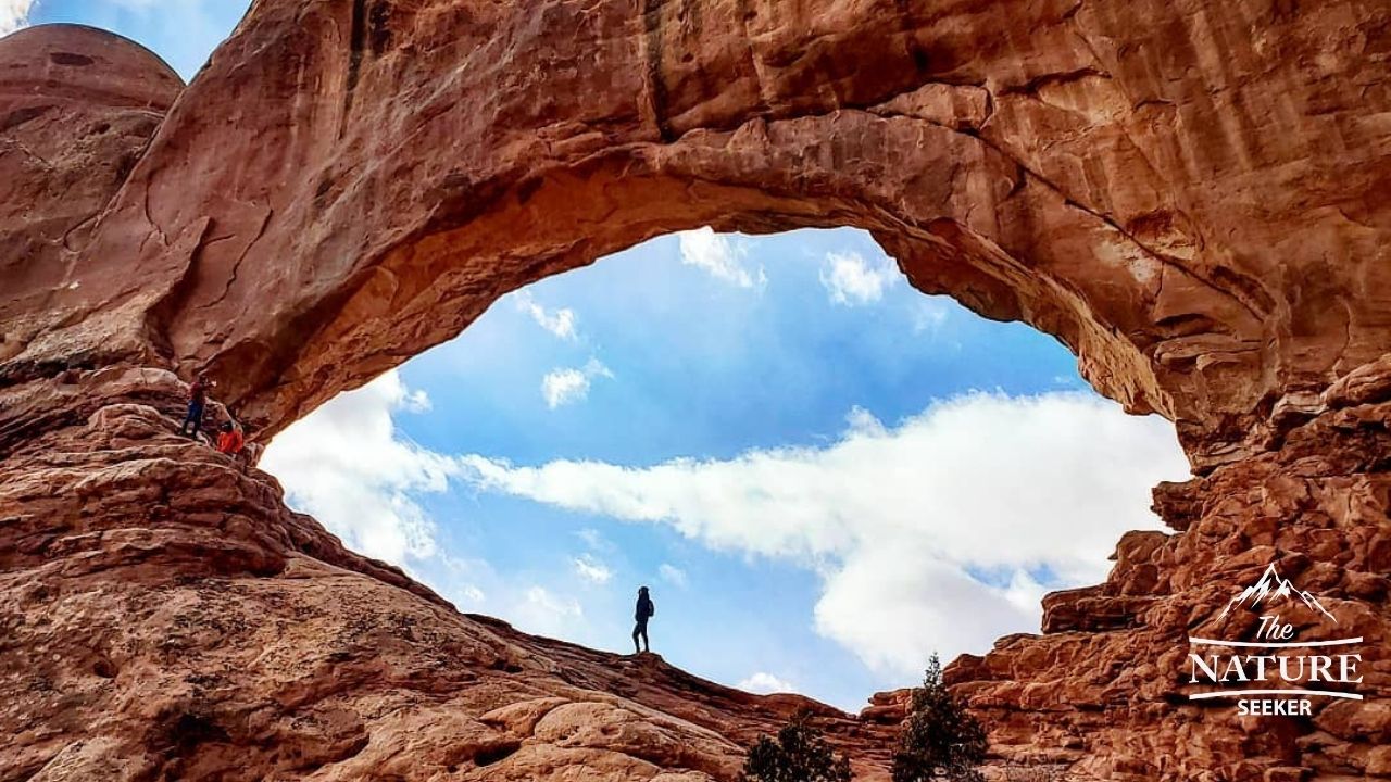 no interior do norte janela de arco no arches national park 01