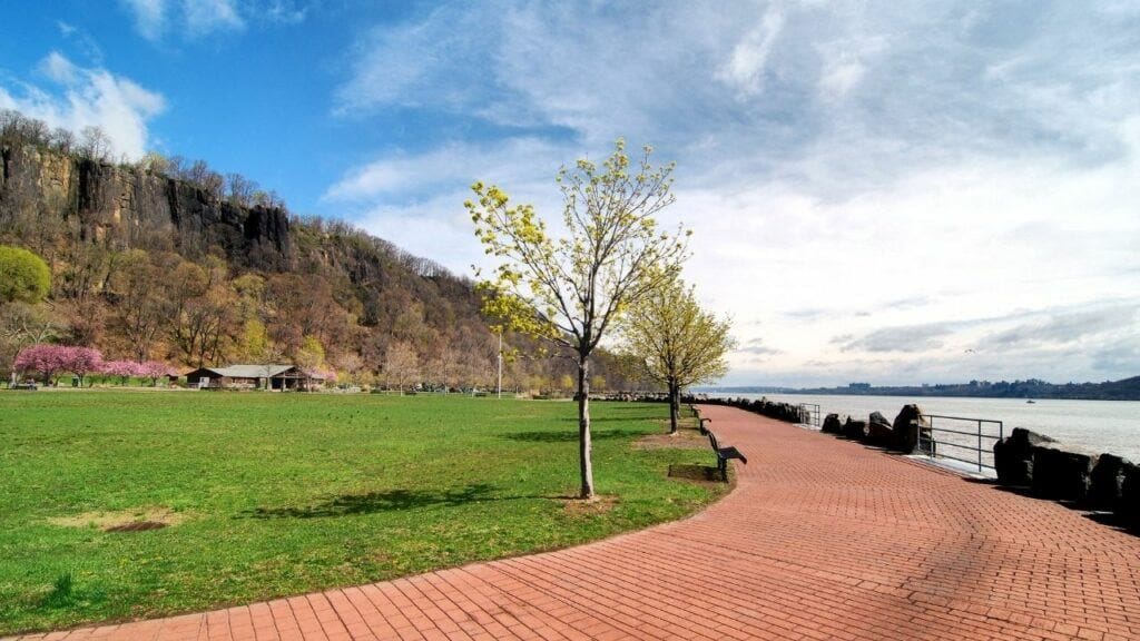 fort lee historic park photo of cliffs near hudson The Nature Seeker