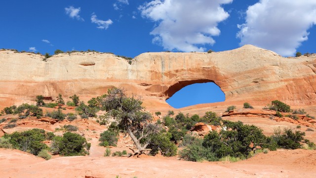 desert arch window rock in utah 04